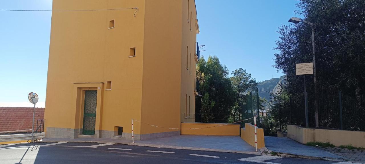 Casa Di Claude Con Posto Auto Apartment Finale Ligure Luaran gambar