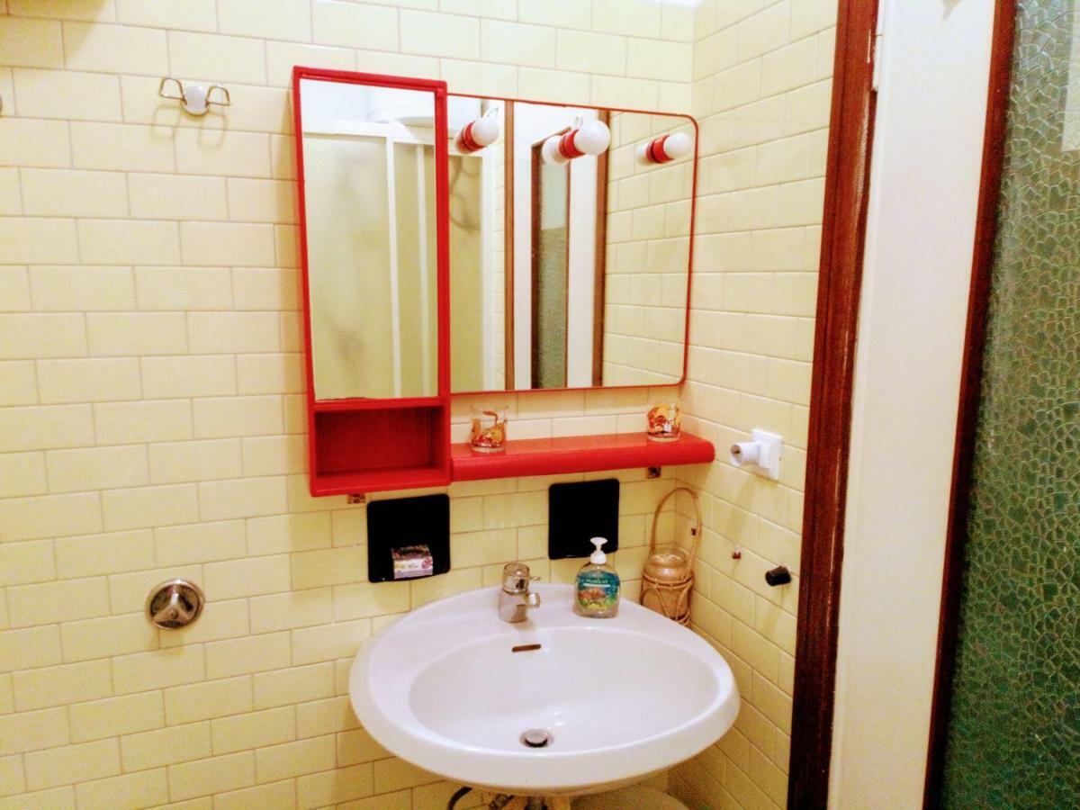 Casa Di Claude Con Posto Auto Apartment Finale Ligure Luaran gambar